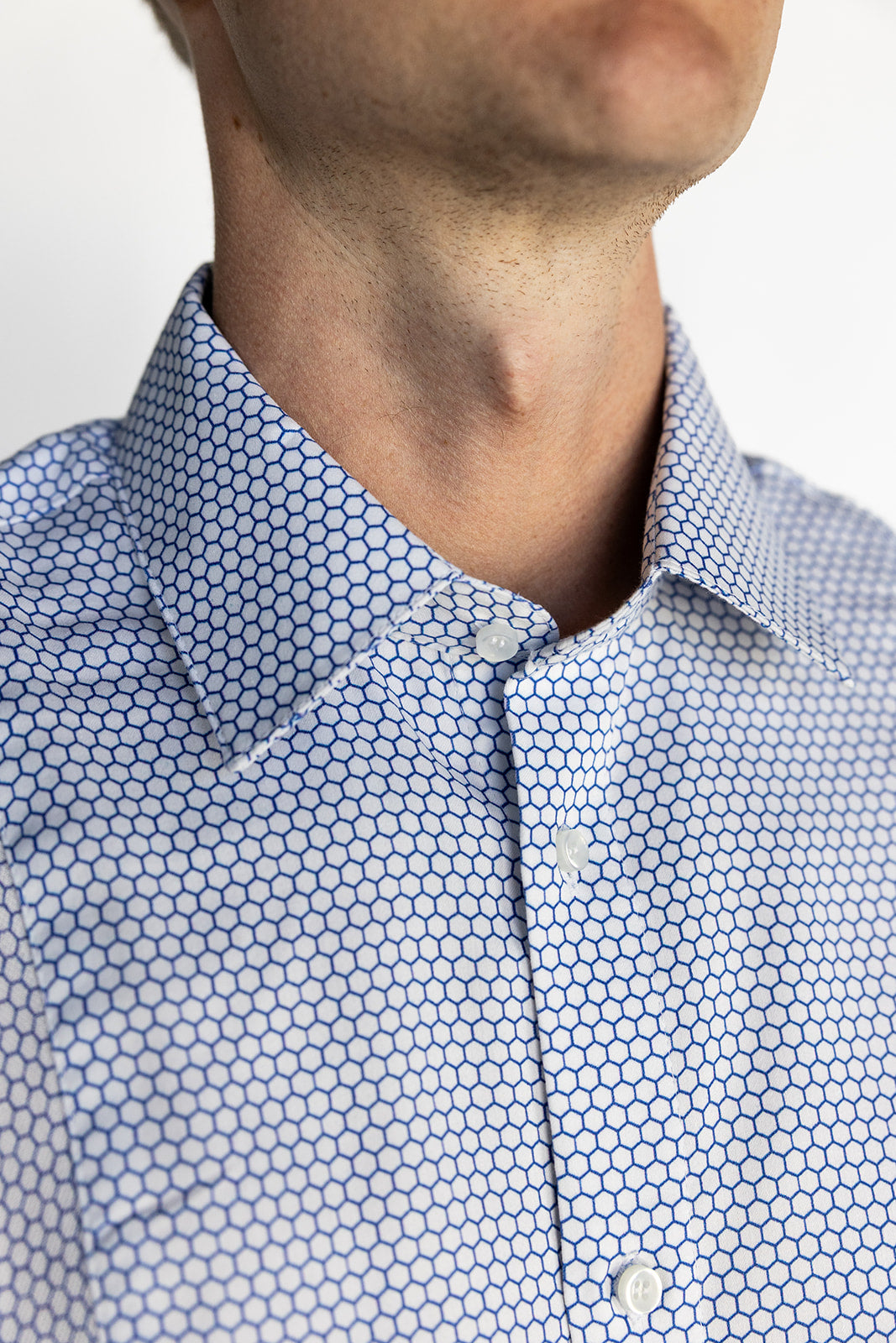 Men's HEX Nº 6 WorkShirt in Glacier, close-up of collar and hex pattern